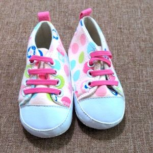 Baby shoes with polka dots